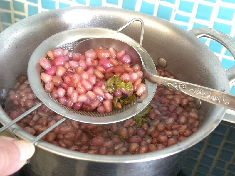 extracting juice from the pomegranate seeds image