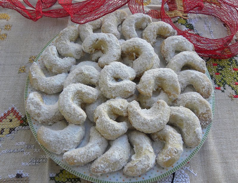 Vanillekipferl (Christmas Almond Crescent Cookies)