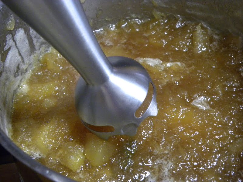 Puréeing apples image