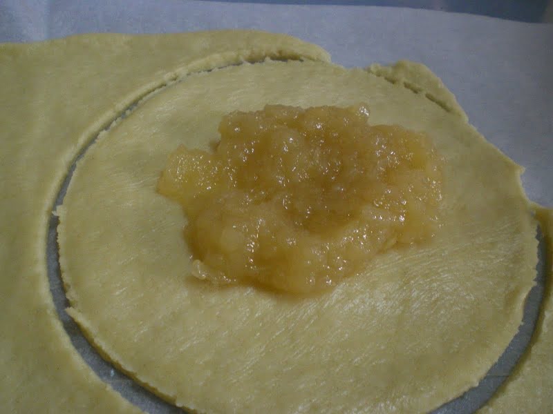 Adding-the-applesauce-on-the-shortcrust-pastry-image