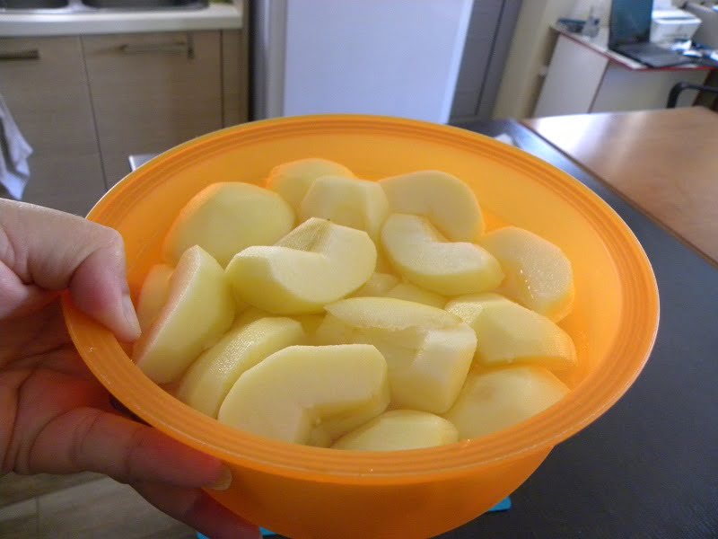 Manzanas cortadas en agua y jugo de limón imagen