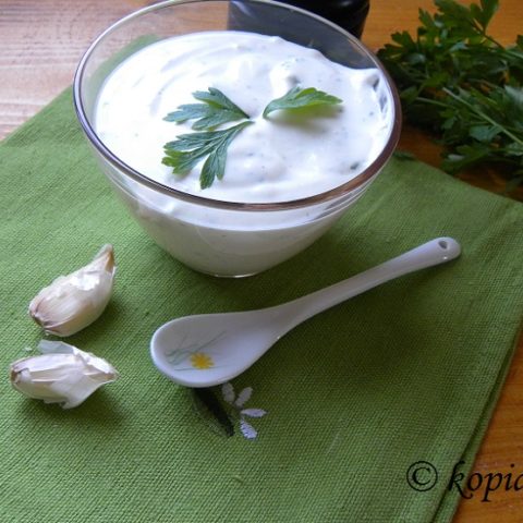 Garlic-sauce-with-parsley-image