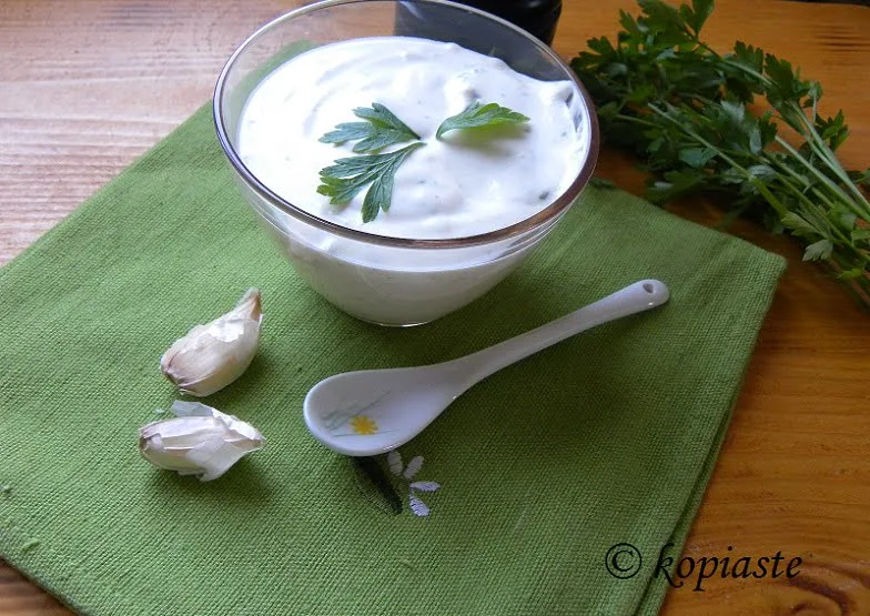 Garlic-sauce-with-parsley-image