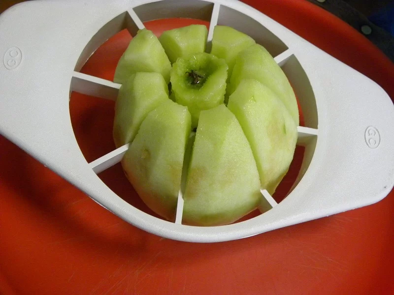 cutting-the-apples-into-slices-image