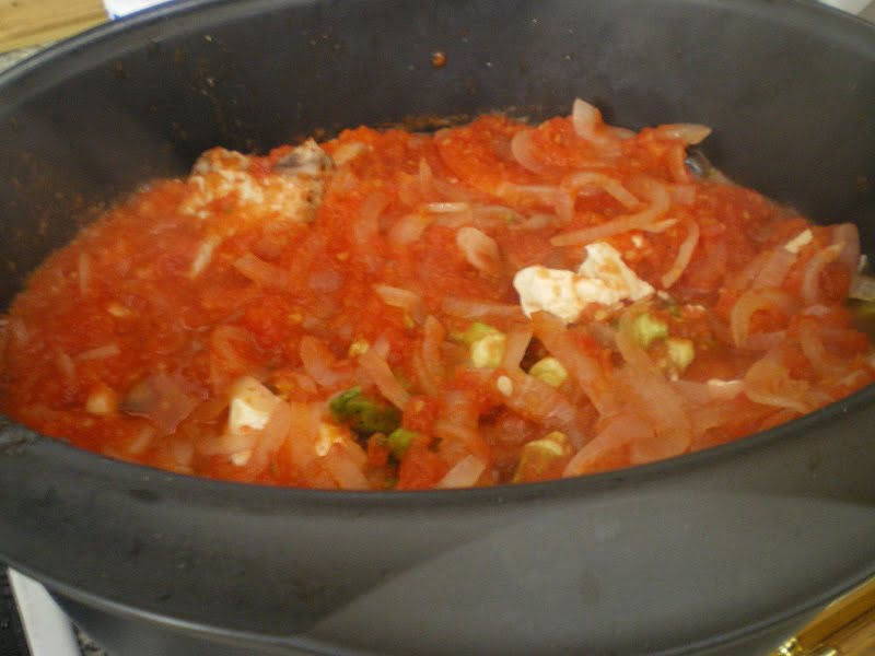 Adding tomato sauce over okra image