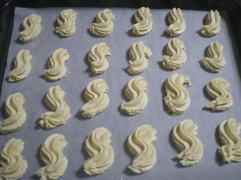 Piping the cookies image