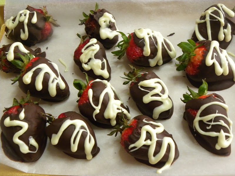 Choco-strawberries with white chocolate image