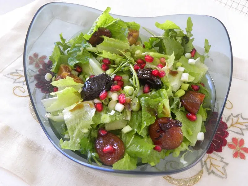 Rocket and lettuce salad with poached fruit image