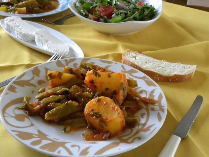 Fassolakia Yiahni (Green beans in tomato sauce) Kopiaste..to Greek