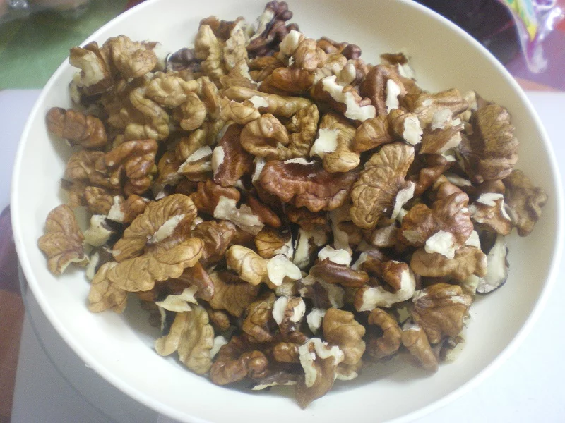 Shelled walnuts image