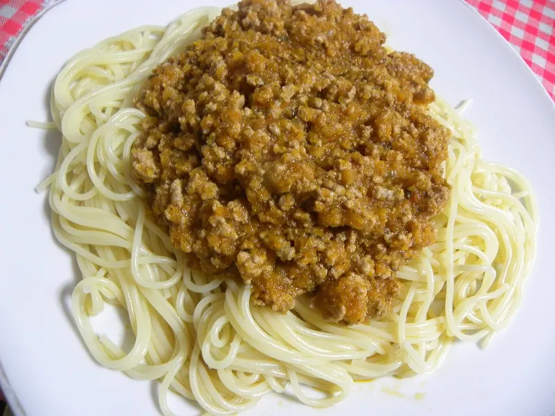 Spaghetti with bolognaise sauce image