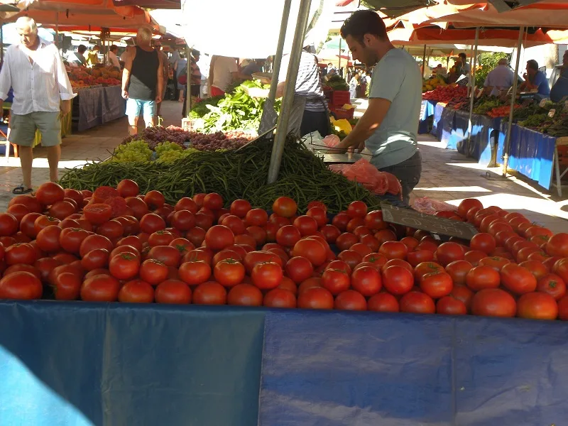Tomatoes sold at the farmers' market image