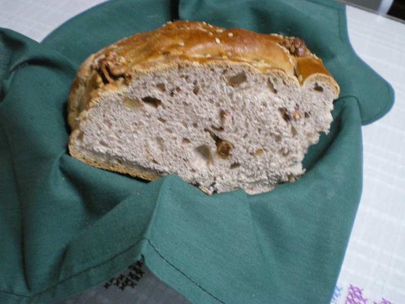 Christopsomo bread cut image