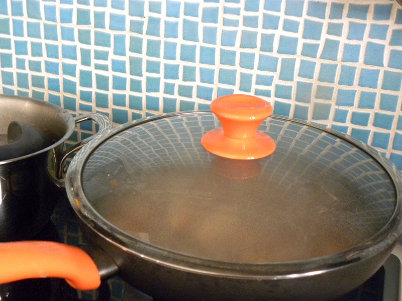 covering the frying pan with the lid image