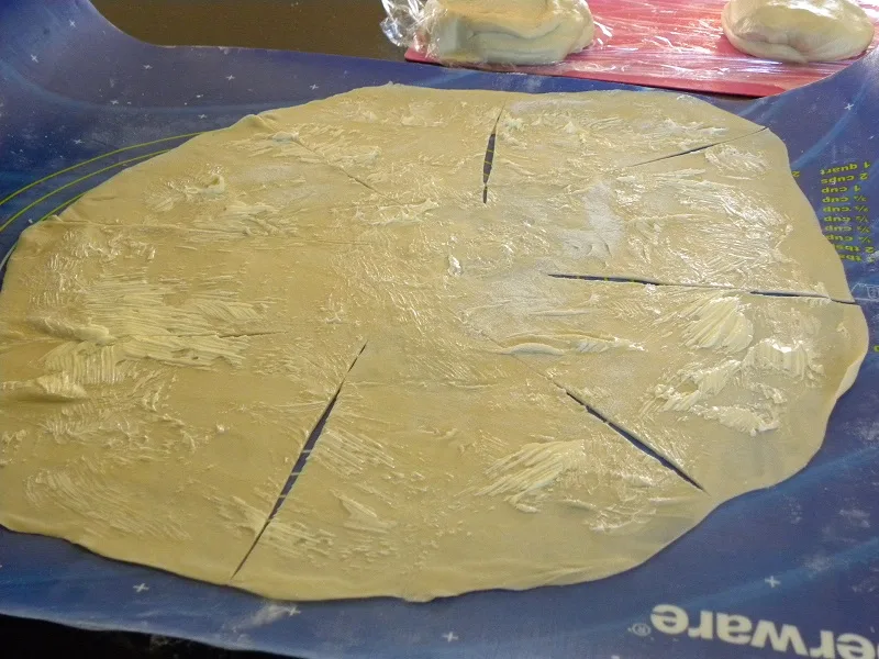 Brushing the phyllo with butter and cutting it into 8 pieces image