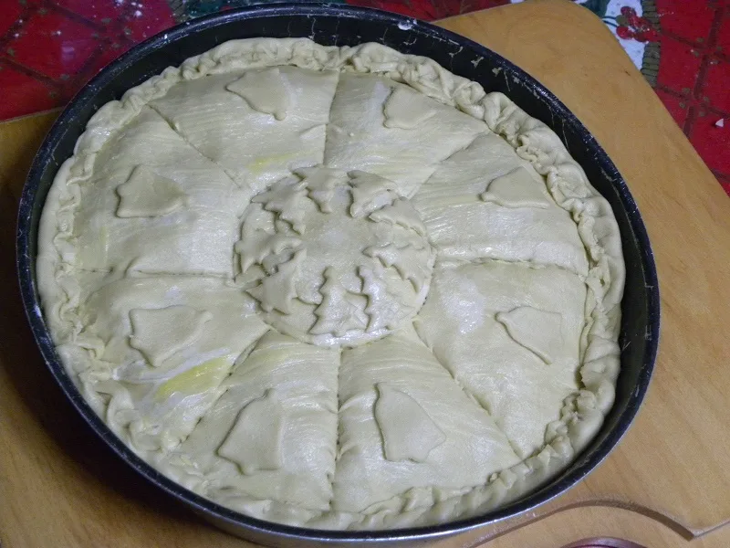 Making a pie in a round baking tin image