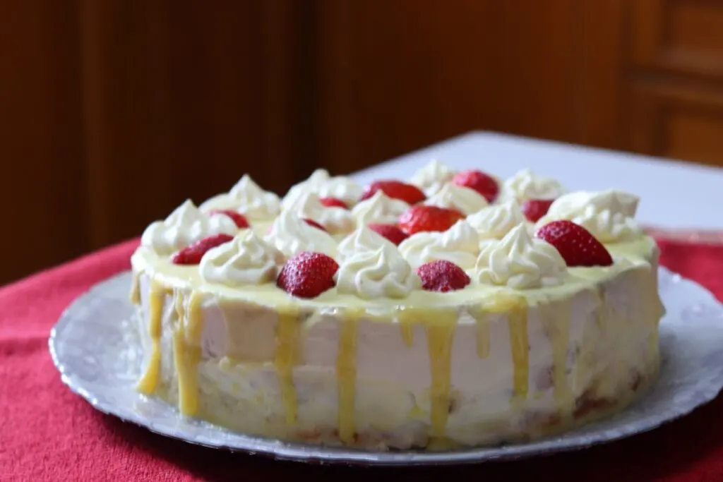 White Chocolate strawberry cake image