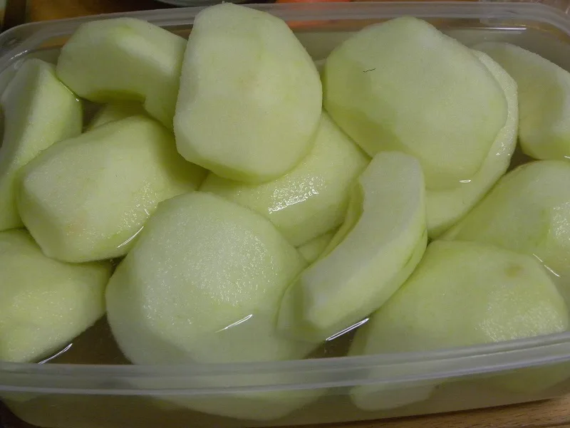 Apples in water with lemon juice image