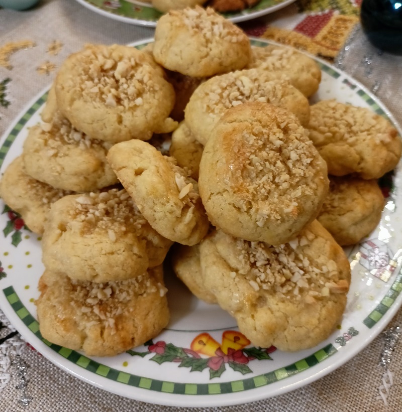 Butter cookies with almonds image