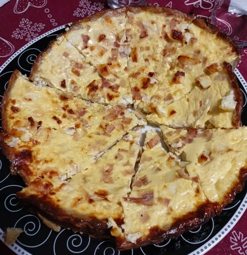 Savoury tart with feta, halloumi, bacon and smoked turkey image