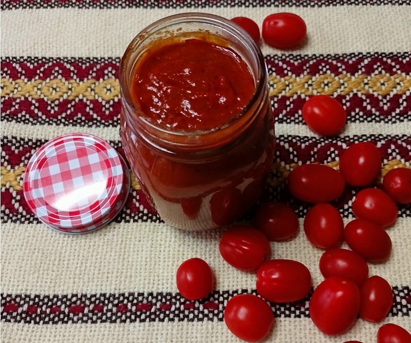 marinara sauce in a jar image