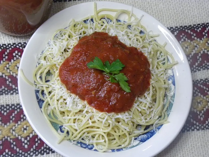 spaghetti with marinara sauce image