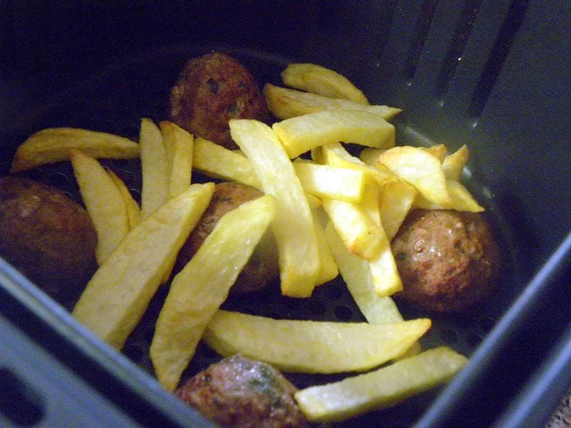 Airfryer meatballs reheated with airfryer potatoes image