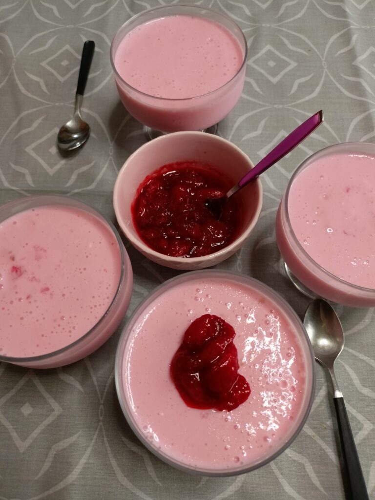 Low-fat Strawberry Jelly with Greek Yoghurt Dessert