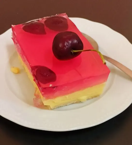 Creamy Fridge Dessert with Biscuits and Jelly