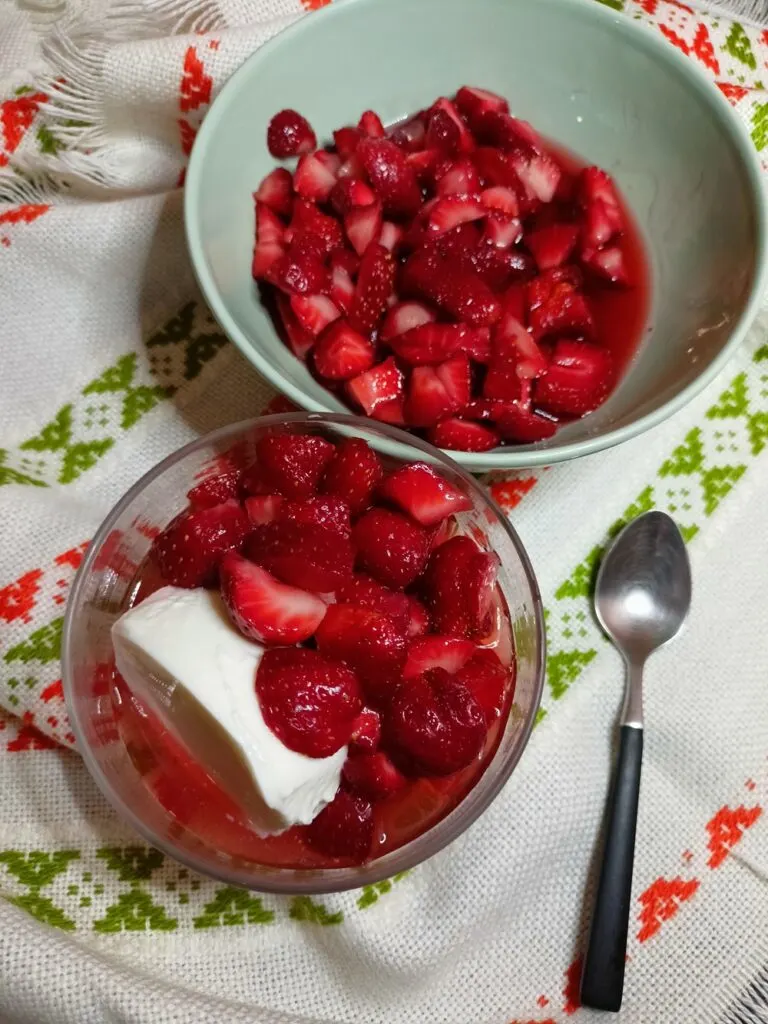 Macerated strawberries with Greek Yoghurt image.