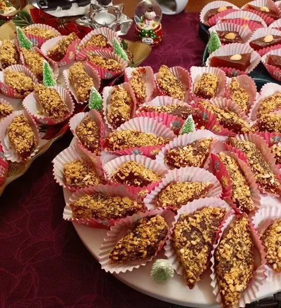 Kydonopasto with Almonds and Lemon