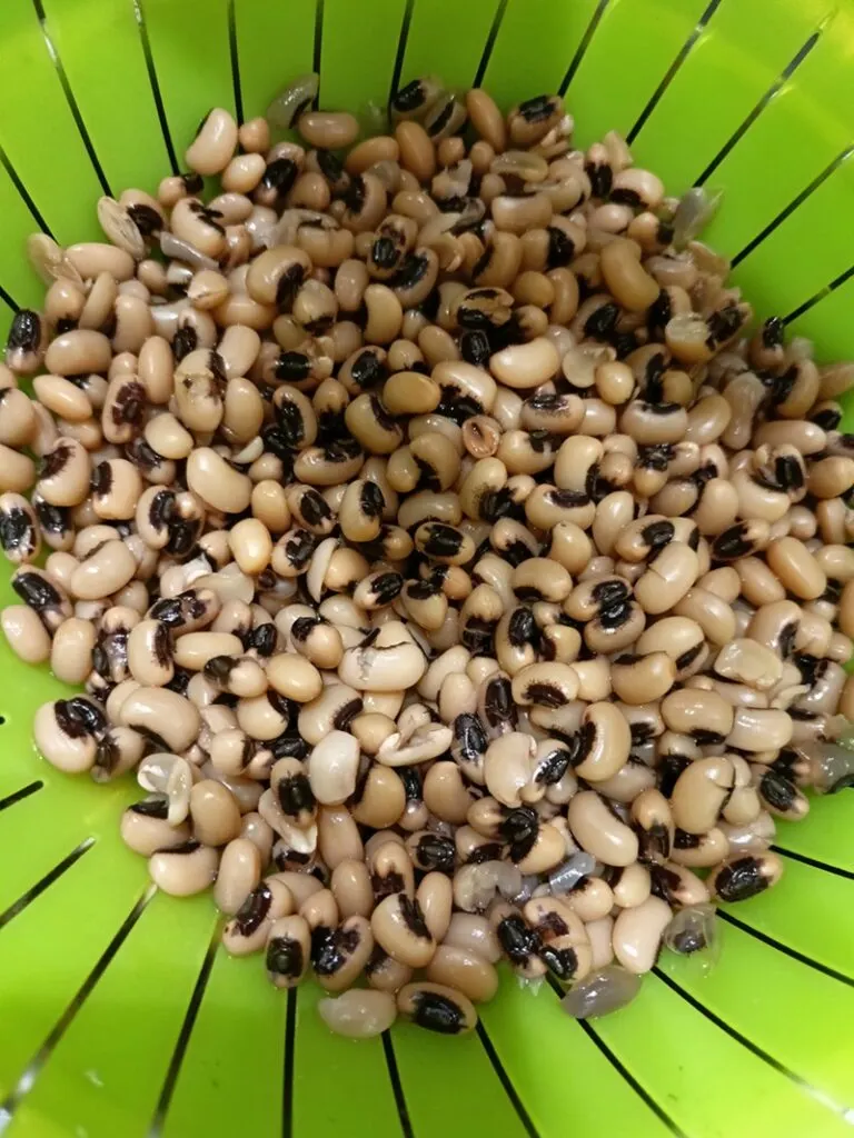 Cooked black-eyed peas image
