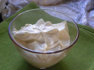 Yoghurt sauce in a bowl image