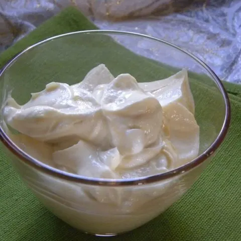 Yoghurt sauce in a bowl image