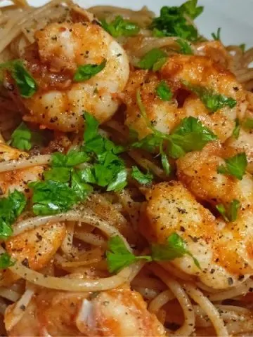 Garidomakaronada served with parsley on top image